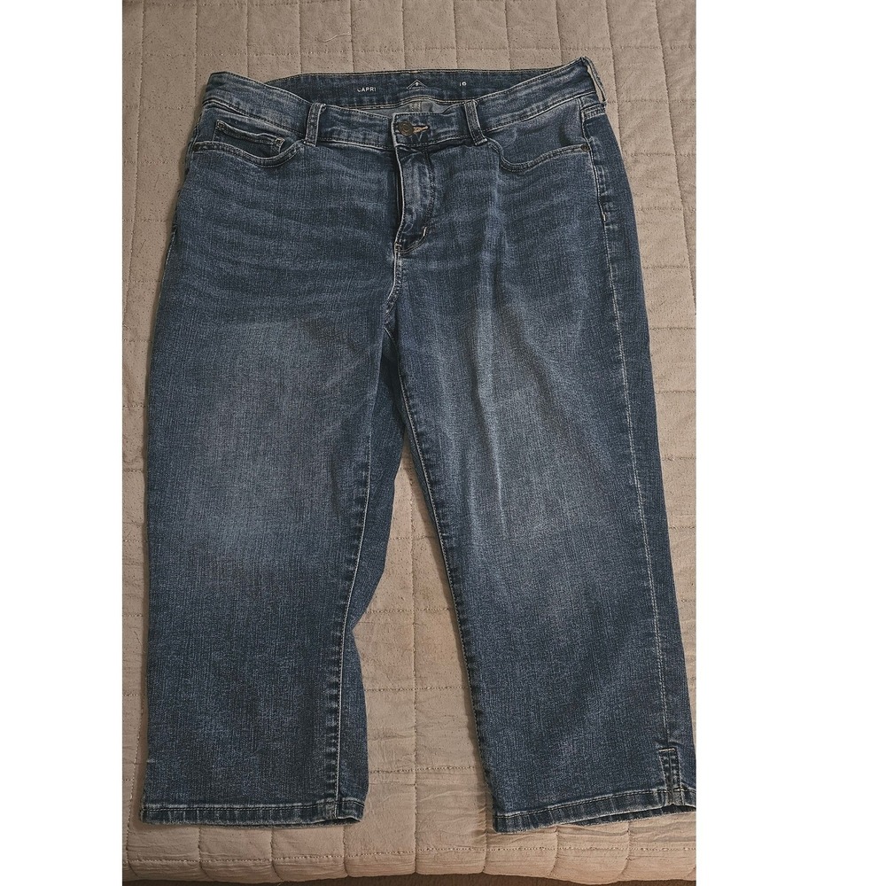 St Johns Bay Womens Capri Jeans Size 16 Medium Wash Denim Repreve Stretch